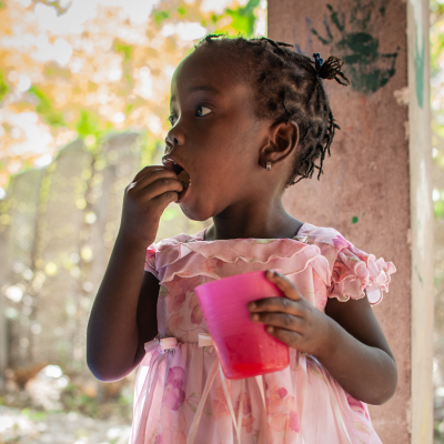 niña comiendo